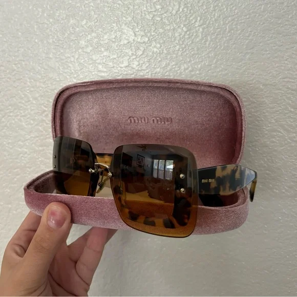 Brand new MiuMiu double layered tortoise print sunglasses with gold detailing - Picture 5 of 6